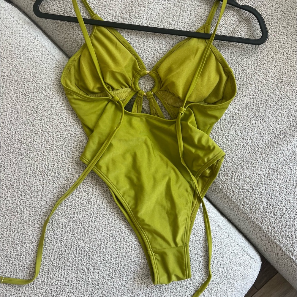 Cut out one piece bathing suit - Picture 2 of 3